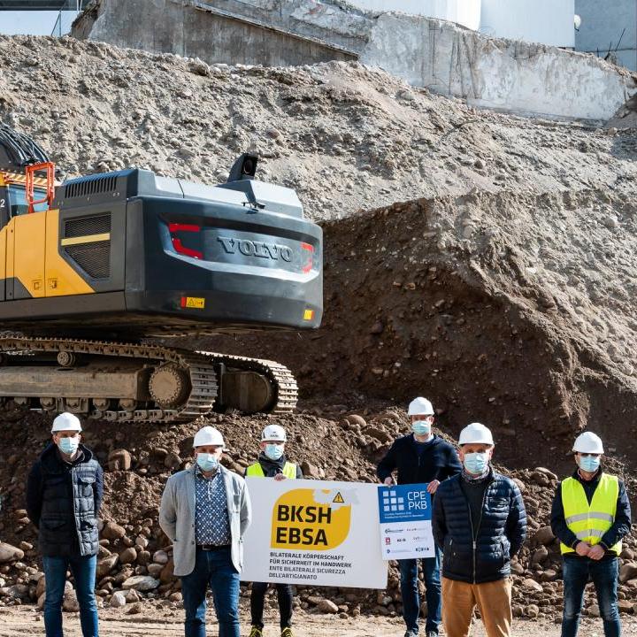 Im Bild (von links): Gemeinsam für noch mehr Sicherheit auf Südtirols Baustellen: Lazzarini Maurizio (Obmann Sektion Bau CNA) Hannes Mussak (SWR Präsident) Michael Auer (Präsident Baukollegium) Hubert Gruber (Obmann Baugruppe im lvh) Claudio Corrarati (Präsident PKB-CPE und CNA) Martin Haller (Präsident BKSH-EBSA und lvh) Friedrich Oberlechner (ASGB Bau) Maurizio D'Aurelio (Feneal-UIL / SGK Bau) Albert Obrist (Präsident Sektion Anlagebau im UVS) Michael Raveane (Filca-CISL / SGB Bau-Holz) Irmgrad Gamper (Fi