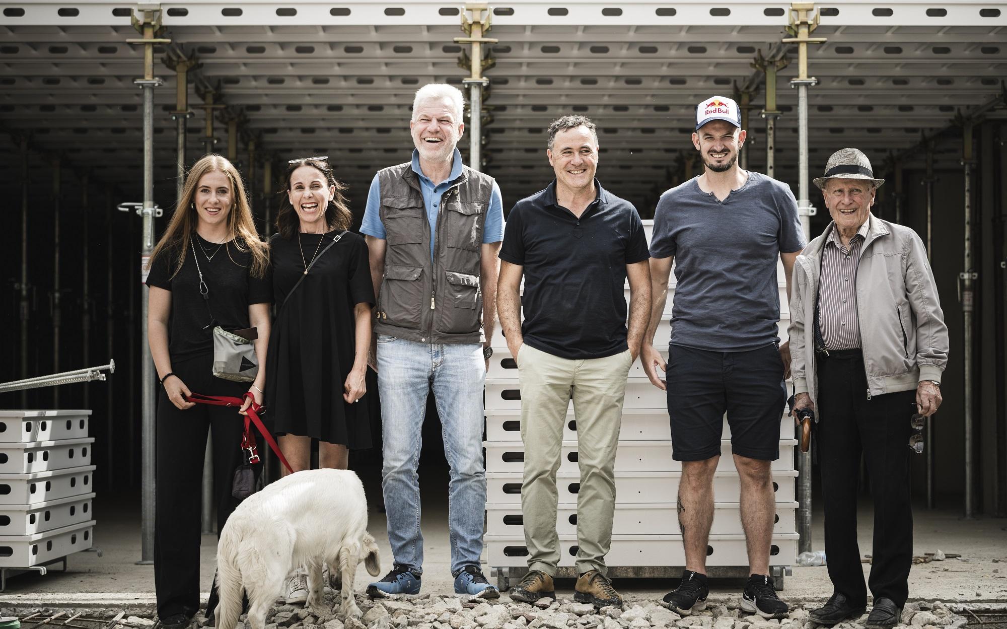Familie Plaickner mit Dominik Paris (2.v.r.) und Baukollegiums-Präsident Christian Egartner (3.v.l.)