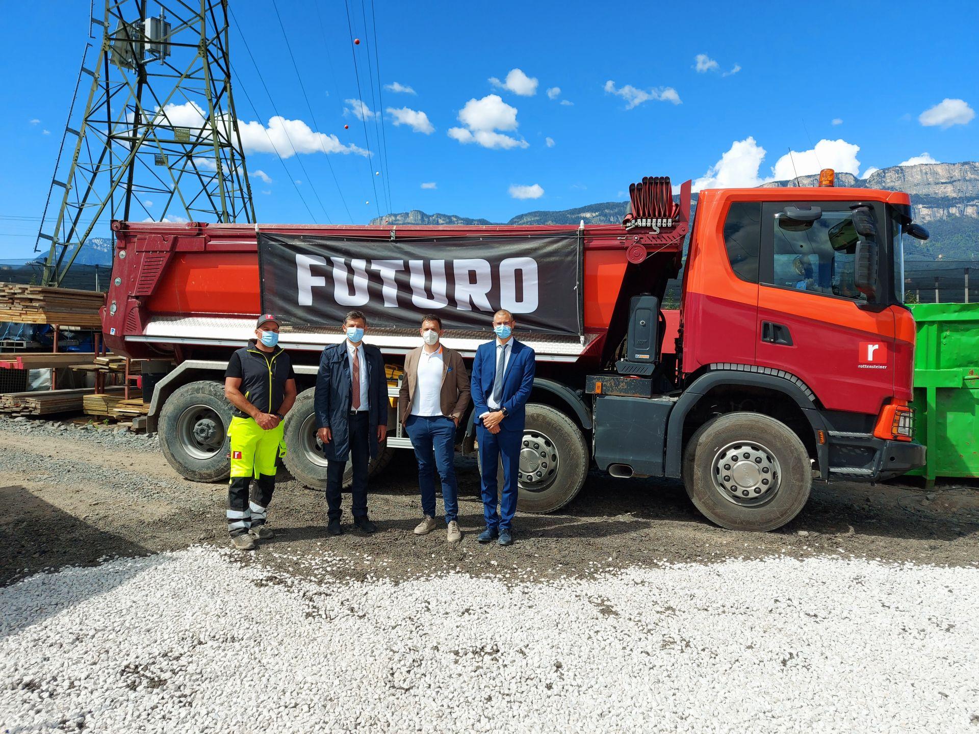  Erwin Heiss (caposquadra Rottensteiner GmbH), l'Assessore Daniel Alfreider,  il Presidente Michael Auer ed il Segretario Thomas Hasler