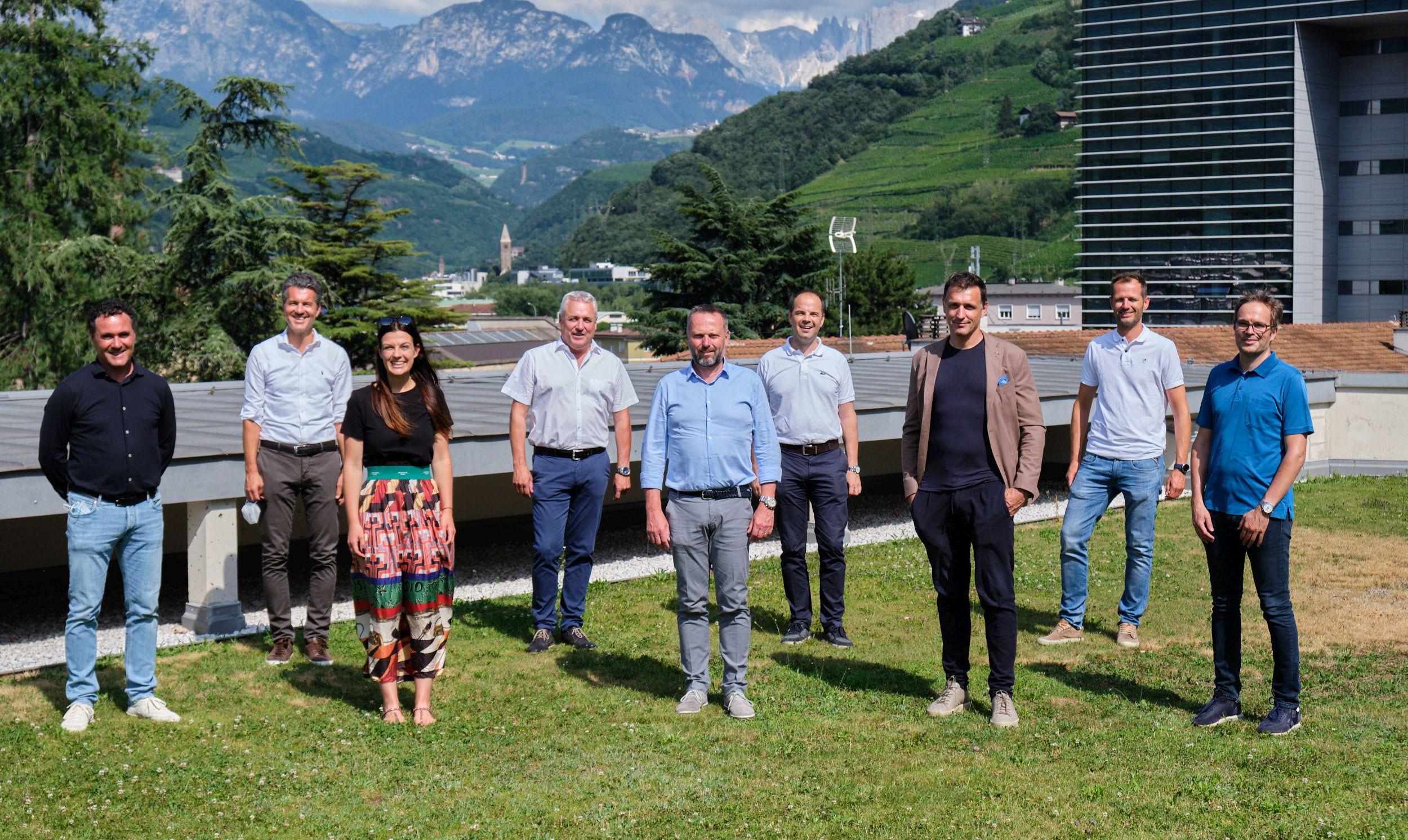 Nella foto il Consiglio di Presidenza del Collegio Costruttori, da sinistra:  Ingo Plaickner, Werner Kusstatscher, Jasmin Mair, Franz Marx, Robert Kargruber, Thomas Ausserhofer, Michael Auer, Christian Grünfelder, Markus Kofler.