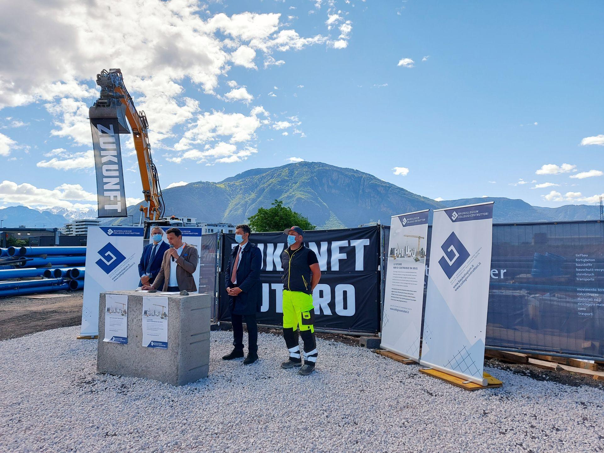  il Segretario Thomas Hasler, il Presidente Michael Auer, l'Assessore Daniel Alfreider e Erwin Heiss (caposquadra Rottensteiner GmbH)